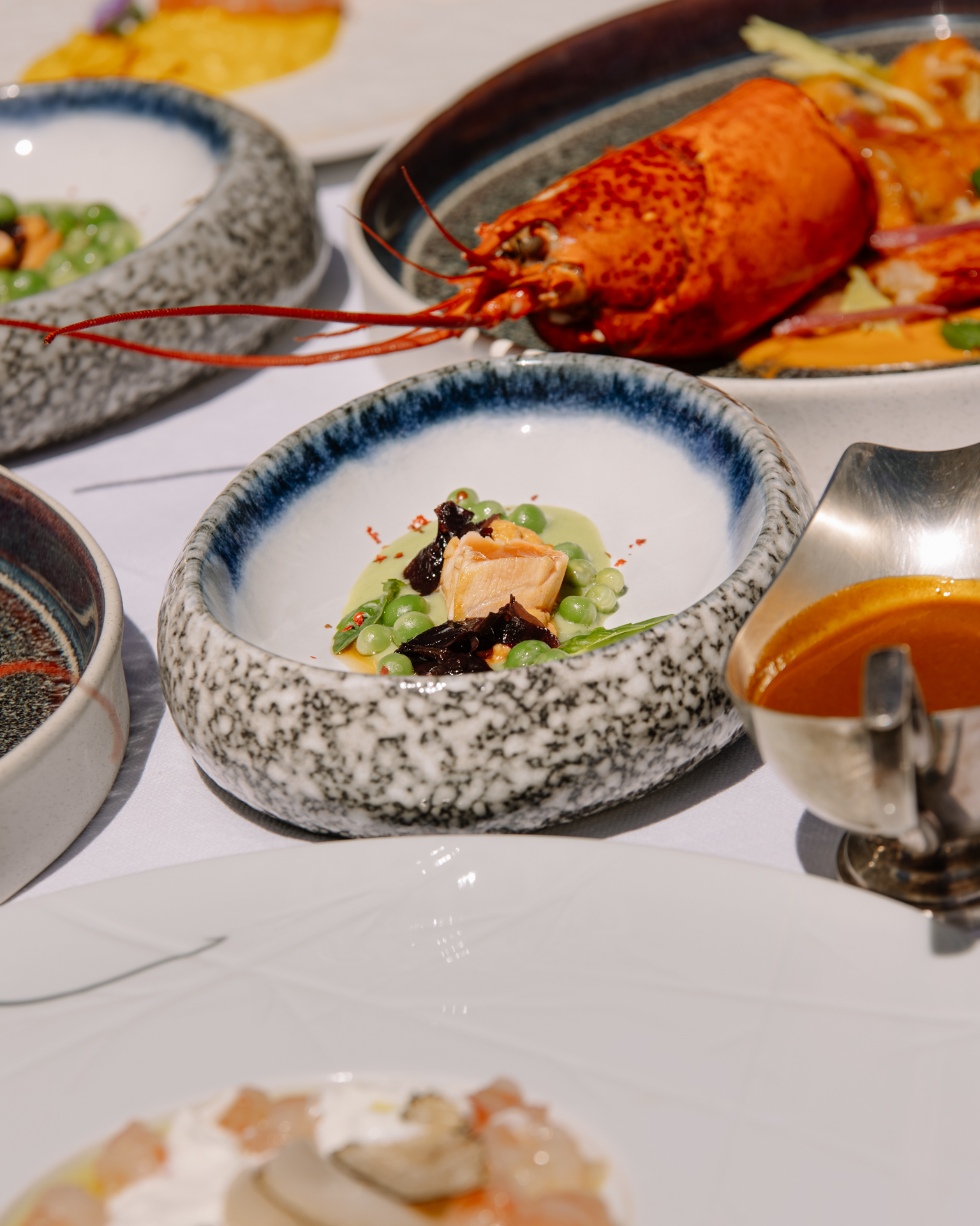 Piatto degustazione con aragosta e salsa gourmet